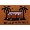 Orangefarbene Fußmatte mit schwarzem Motiv: zwei Palmen, gelbe Sonne, orange-roter Camperbus und schwarzer Text 'THIS IS OUR HAPPY PLACE'