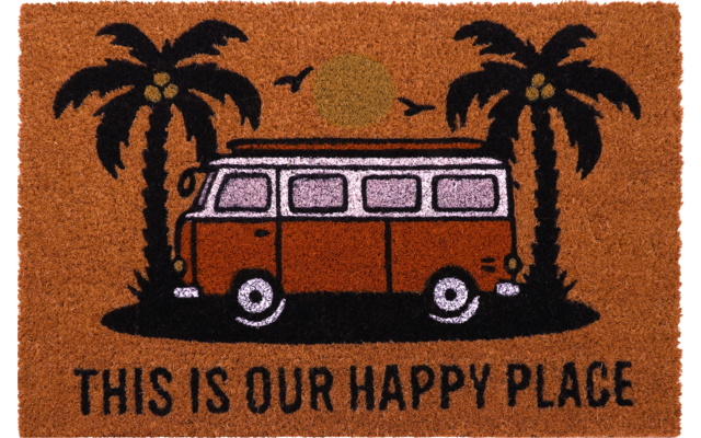 Orangefarbene Fußmatte mit schwarzem Motiv: zwei Palmen, gelbe Sonne, orange-roter Camperbus und schwarzer Text 'THIS IS OUR HAPPY PLACE'