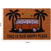 Braune Fußmatte mit Illustration: orange-weißer Retro-Van zwischen zwei schwarzen Palmen, gelber Sonne, Vogel und dem Text "THIS IS OUR HAPPY PLACE"