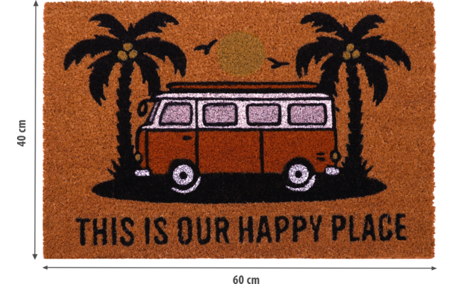 Braune Fußmatte mit Illustration: orange-weißer Retro-Van zwischen zwei schwarzen Palmen, gelber Sonne, Vogel und dem Text "THIS IS OUR HAPPY PLACE"