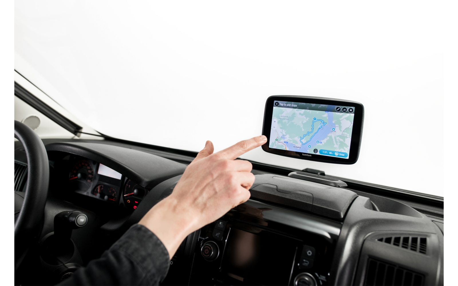 Hand zeigt auf Navigationsgerät mit Kartenansicht auf dem Armaturenbrett eines Fahrzeugs