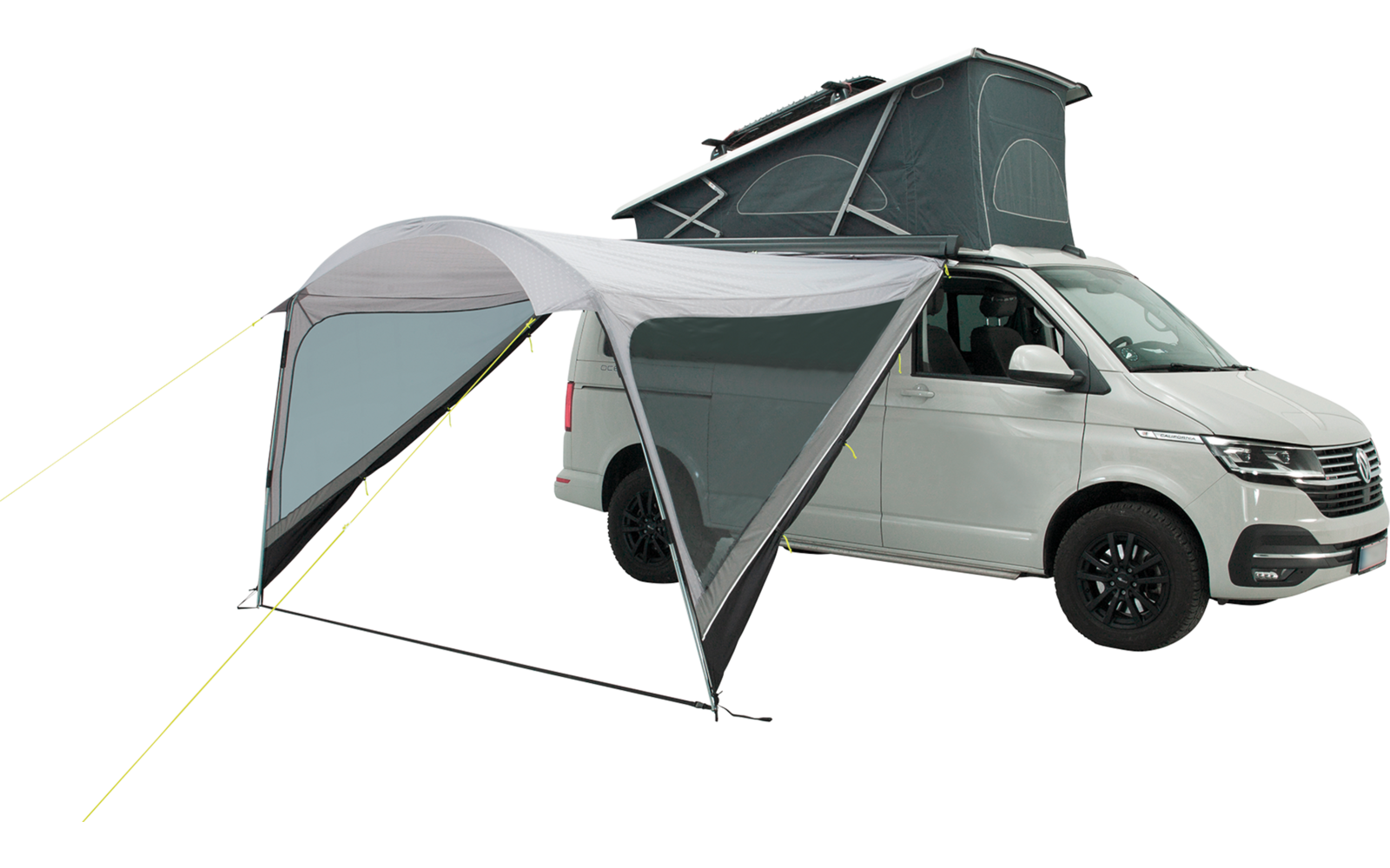 Weißer Campingbus mit aufgeklapptem Dachzelt und grauem Vorzelt, abgestützt durch Stangen und gelbe Abspannleinen