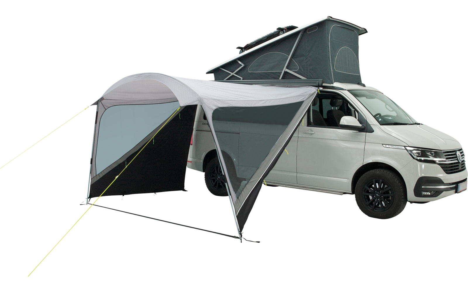 Weißer Camperbus mit aufgeklapptem Dachzelt und angebautem grauen Vorzelt, zwei Stützstangen, gelbe Abspannleinen, schwarze Räder