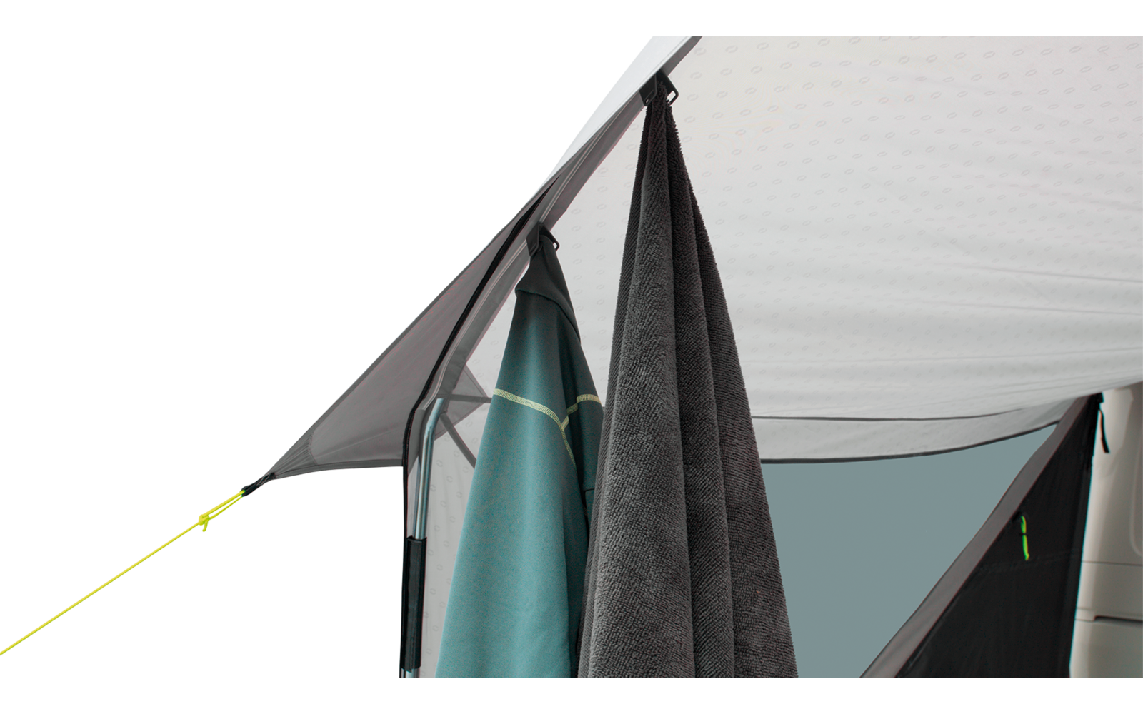 Teil eines Zeltdaches/Vorzelt mit zwei hängenden Handtüchern (türkis, dunkelgrau) und einer neon-gelben Abspannleine