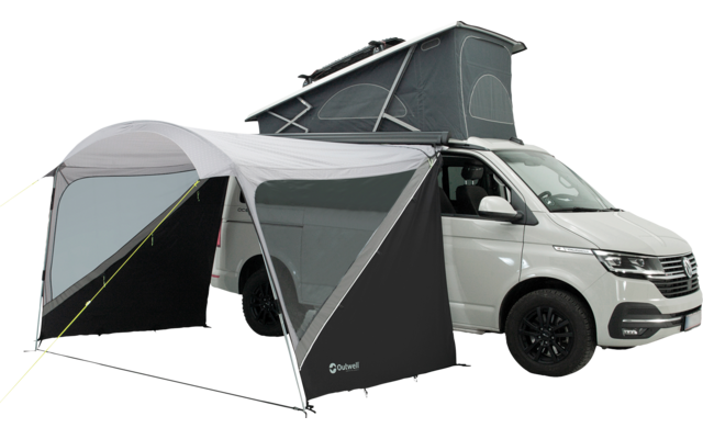 Weißer Campingbus mit aufgeklapptem Aufstelldach und grauem Vorzelt, gelbe Abspannleinen, schwarze Räder