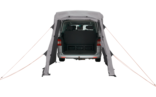 Graues Fahrzeug mit geöffnetem Heck und angebrachtem grauen Zelt