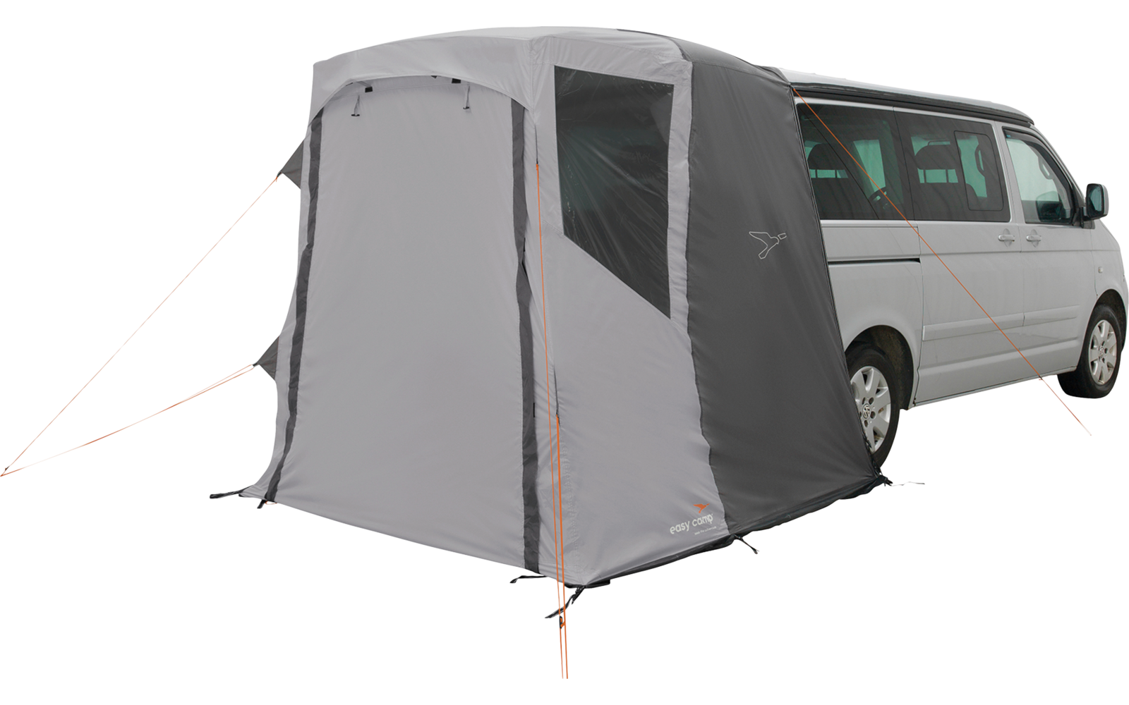 Graues Zelt an der Seite eines weißen Kleinbusses, mit seitlichem Fenster, orangefarbenen Abspannleinen und offenem Eingang