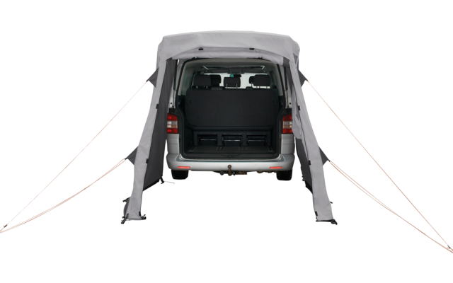 Heckansicht eines weißen Vans mit geöffneter Heckklappe, leerem Laderaum und grauem Heckzelt mit Seitenteilen und Abspannleinen
