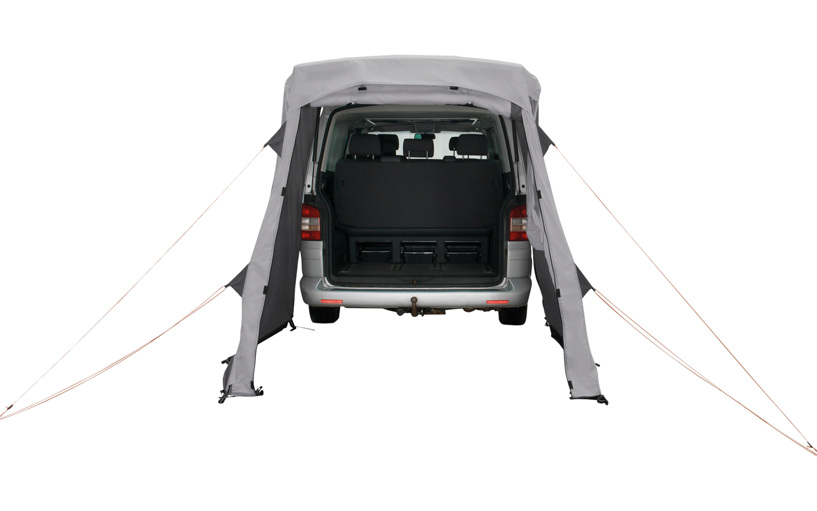 Heckansicht eines weißen Vans mit geöffneter Heckklappe, leerem Laderaum und grauem Heckzelt mit Seitenteilen und Abspannleinen