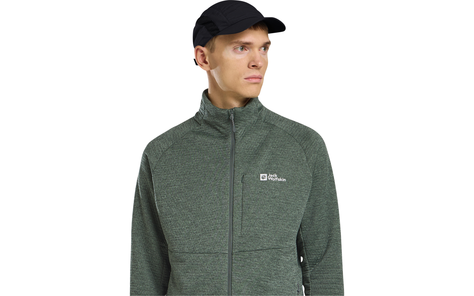 Person mit schwarzer Kappe und grüner, durchgezippten Jacke mit Jack Wolfskin-Logo, Blick nach rechts