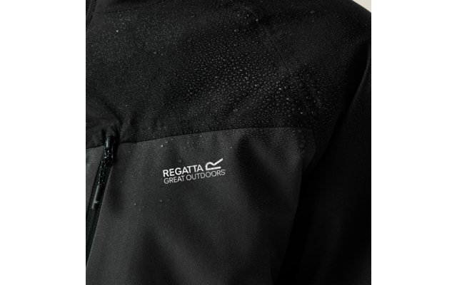 Nahaufnahme einer schwarzen Jacke mit Wassertropfen, sichtbarem Reißverschluss und weißem "Regatta Great Outdoors"-Logo