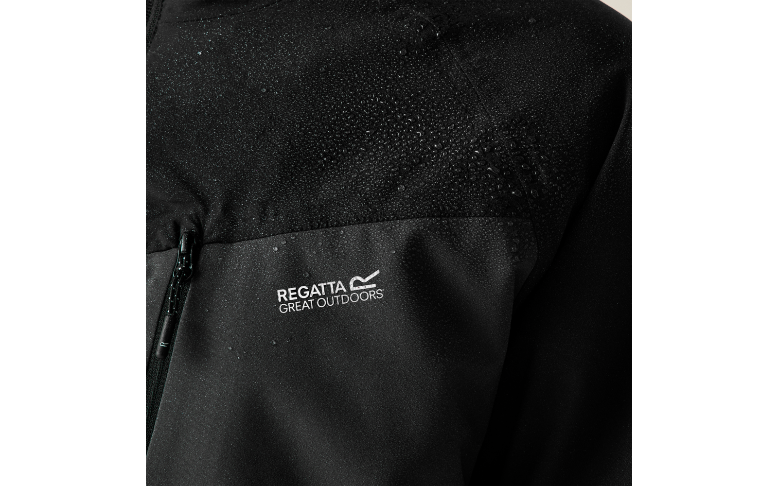 Nahaufnahme einer schwarzen Jacke mit Wassertropfen, sichtbarem Reißverschluss und weißem "Regatta Great Outdoors"-Logo