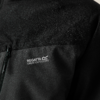 Nahaufnahme einer schwarzen Jacke mit Wassertropfen, sichtbarem Reißverschluss und weißem "Regatta Great Outdoors"-Logo