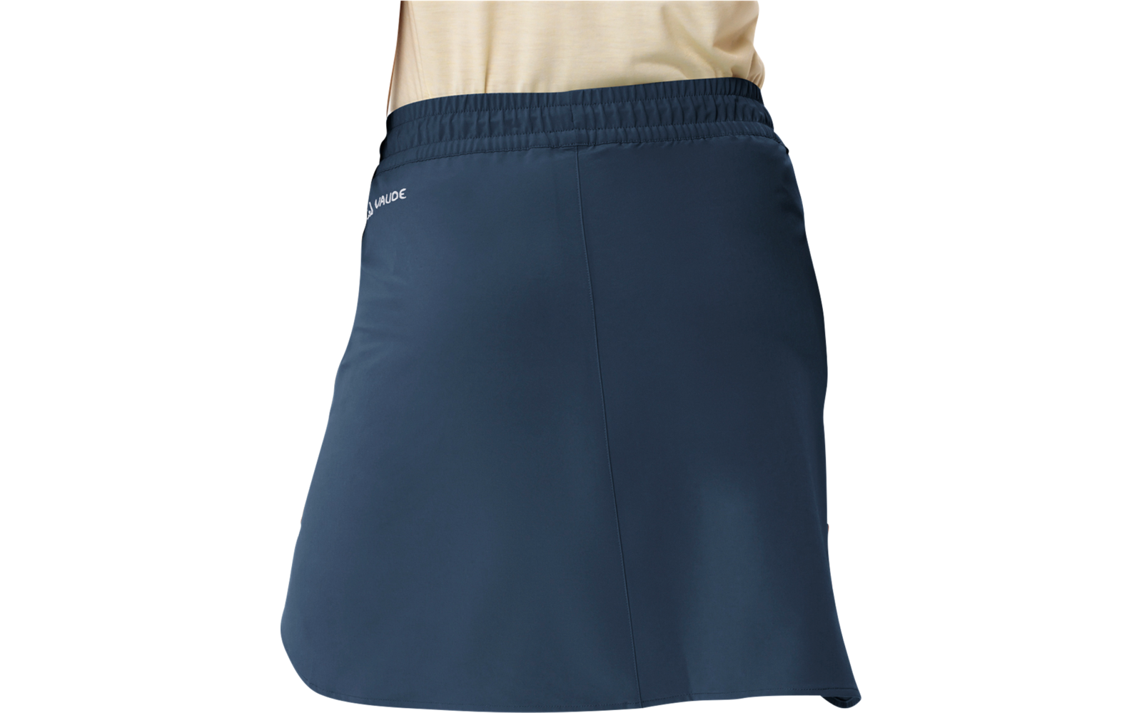 Vue de dos d'une personne portant une jupe courte bleu foncé à taille élastique, bord supérieur clair visible, jambes visibles avec une chaussette grise et une chaussette noire, chaussures noires, fond blanc