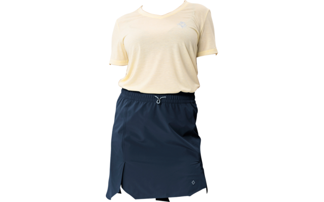 Torso d'une personne de la taille jusqu'au milieu des cuisses; short noir ajusté; mains visibles sur les côtés