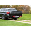 Station wagon scuro con baule posteriore nero con l'etichetta "uebler" e targa "UEBLER", parcheggiata sull'erba accanto a un sentiero ghiaioso, alberi autunnali sullo sfondo