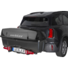 Retro di un SUV nero con un baule nero montato sul gancio di traino, scritta uebler e targa visibile