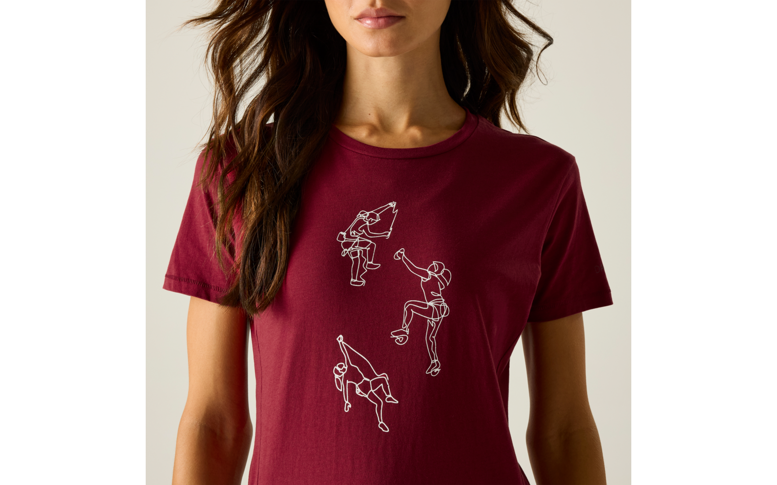 Person trägt burgunderrotes T‑Shirt mit drei weißen Strichzeichnungen von Kletterern auf der Vorderseite; nur Oberkörper und Kinn sichtbar