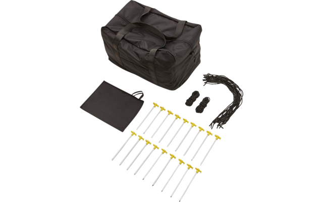 Schwarze Reisetasche, flacher schwarzer Beutel mit Trageschlaufe, mehrere silberne Metallstangen mit gelben T-Griffen nebeneinander, mehrere schwarze Schnüre und zwei aufgerollte kurze schwarze Bänder