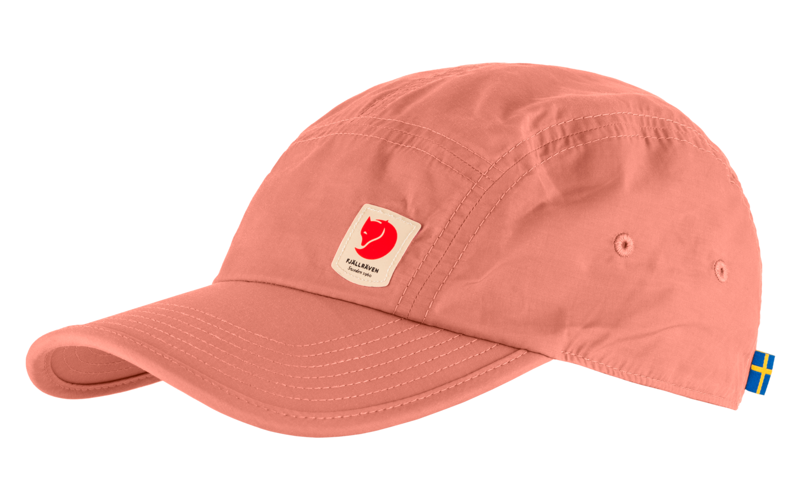 Korallenfarbene Kappe mit gebogenem Schirm, weißes quadratisches Etikett mit rotem Motiv und schwarzem Text vorne, kleines schwedisches Fähnchen an der Rückseite