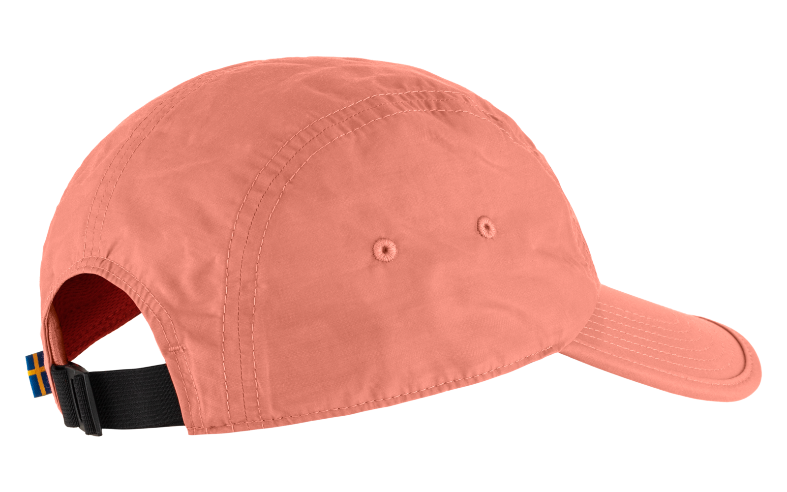 Korallenfarbene Baseballkappe mit gebogenem Schirm, zwei Belüftungsösen und schwarzem verstellbarem Riemen mit kleiner blau-gelber Stofflasche