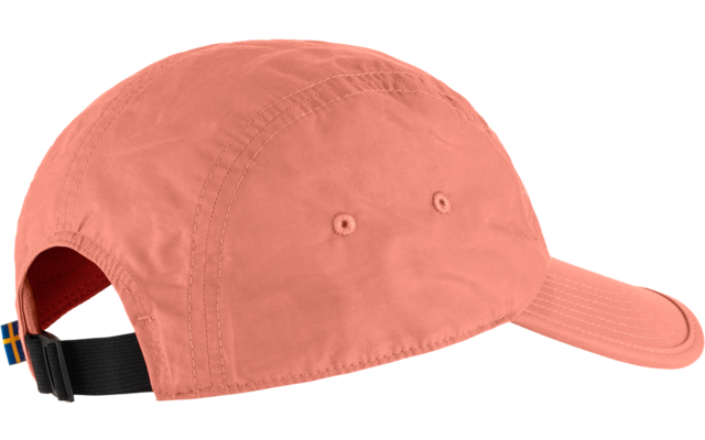 Korallenfarbene Baseballkappe mit gebogenem Schirm, zwei Belüftungsösen und schwarzem verstellbarem Riemen mit kleiner blau-gelber Stofflasche