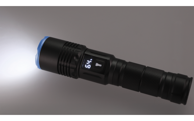 Schwarze Taschenlampe mit eingeschaltetem Licht; digitales Display zeigt "64" und ein Batteriesymbol