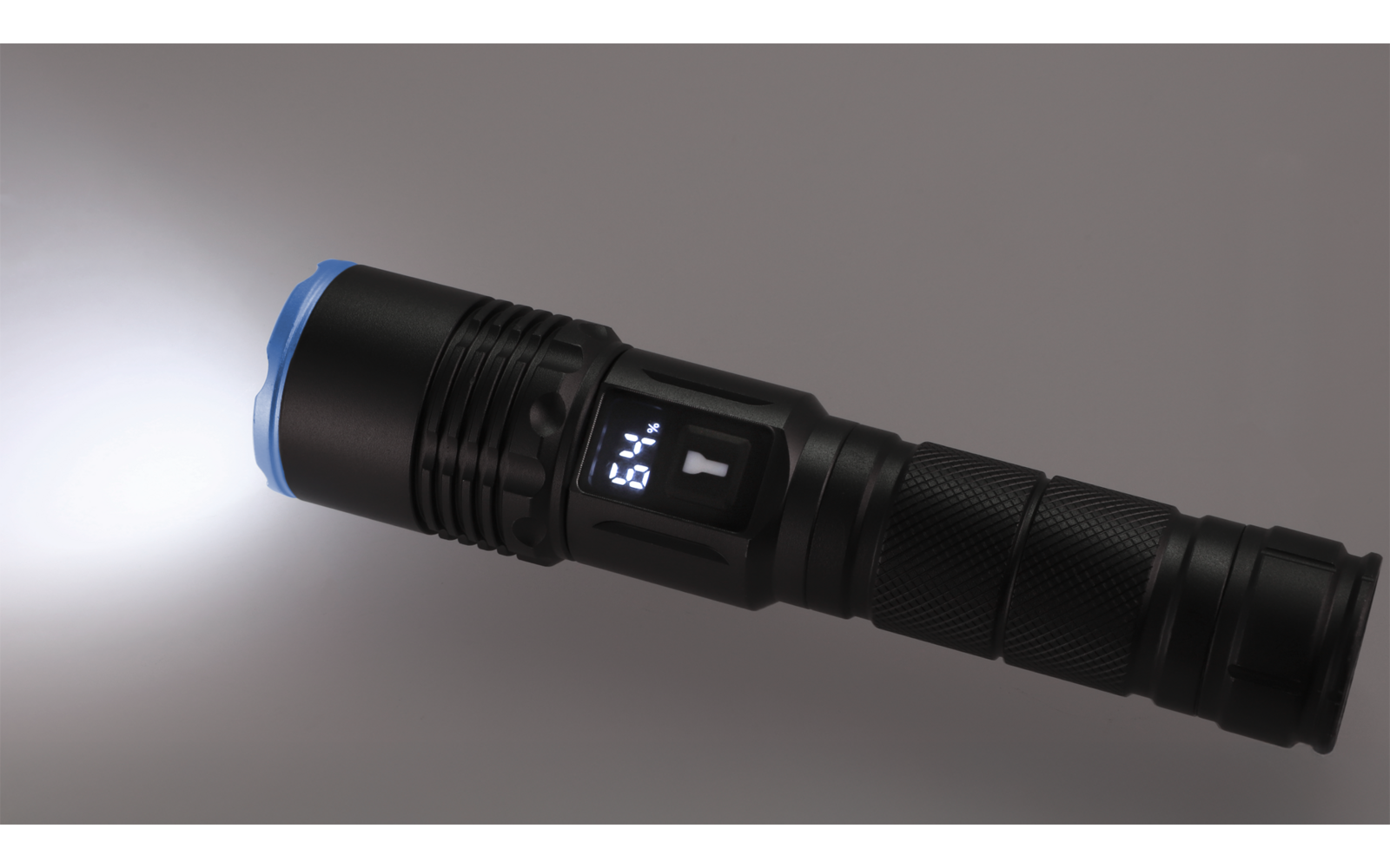 Schwarze Taschenlampe mit eingeschaltetem Licht; digitales Display zeigt "64" und ein Batteriesymbol