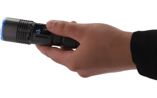 Hand mit schwarzem Ärmel hält eine schwarze Taschenlampe mit blauem Rand und digitaler Anzeige '38'