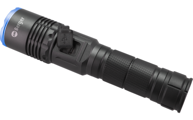 Schwarze Taschenlampe mit geriffeltem Griff, seitlichem Ladeanschluss mit offenem Gummideckel und blauem Ring am Lampenkopf