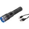 Schwarze Taschenlampe mit blauem Innenring am Leuchtkopf, daneben ein USB-A-zu-USB-C-Kabel