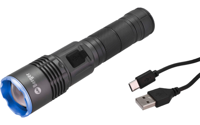 Schwarze Taschenlampe mit blauem Innenring am Leuchtkopf, daneben ein USB-A-zu-USB-C-Kabel