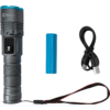 Linterna, batería cilíndrica azul, cable USB de carga y correa de muñeca sobre fondo blanco