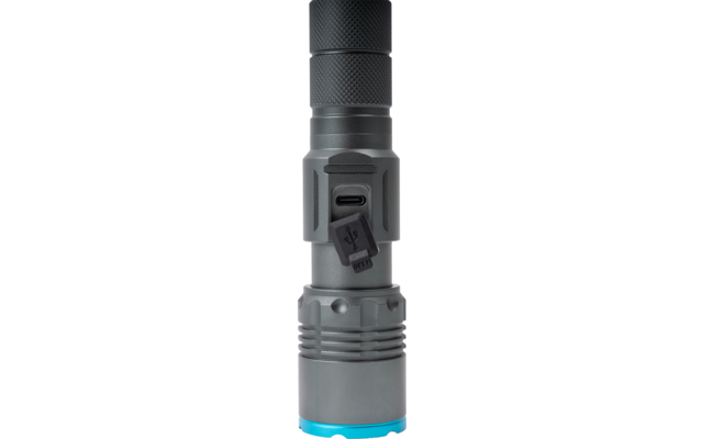 Dispositivo cilíndrico gris con superficie texturizada, puerto USB-C con tapa de goma y borde azul en la base