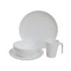 Weißes Geschirrset bestehend aus Teller, Schüssel, Tasse und Untertasse vor weißem Hintergrund