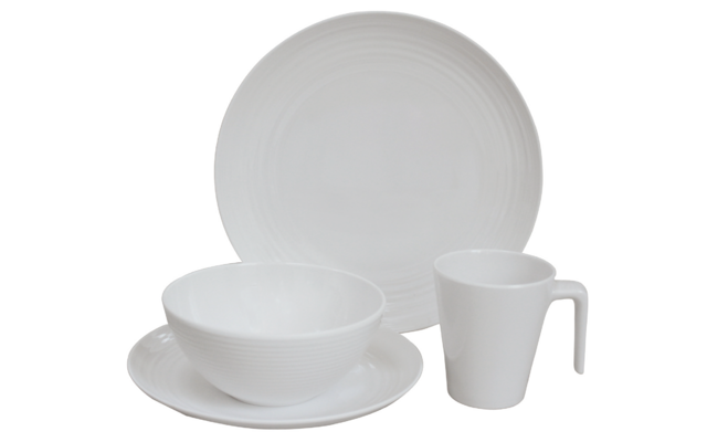 Weißes Geschirrset bestehend aus Teller, Schüssel, Tasse und Untertasse vor weißem Hintergrund