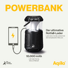 Zwarte powerbank met ingebouwde lamp en USB-kabel, naast een smartphone met batterij-indicator