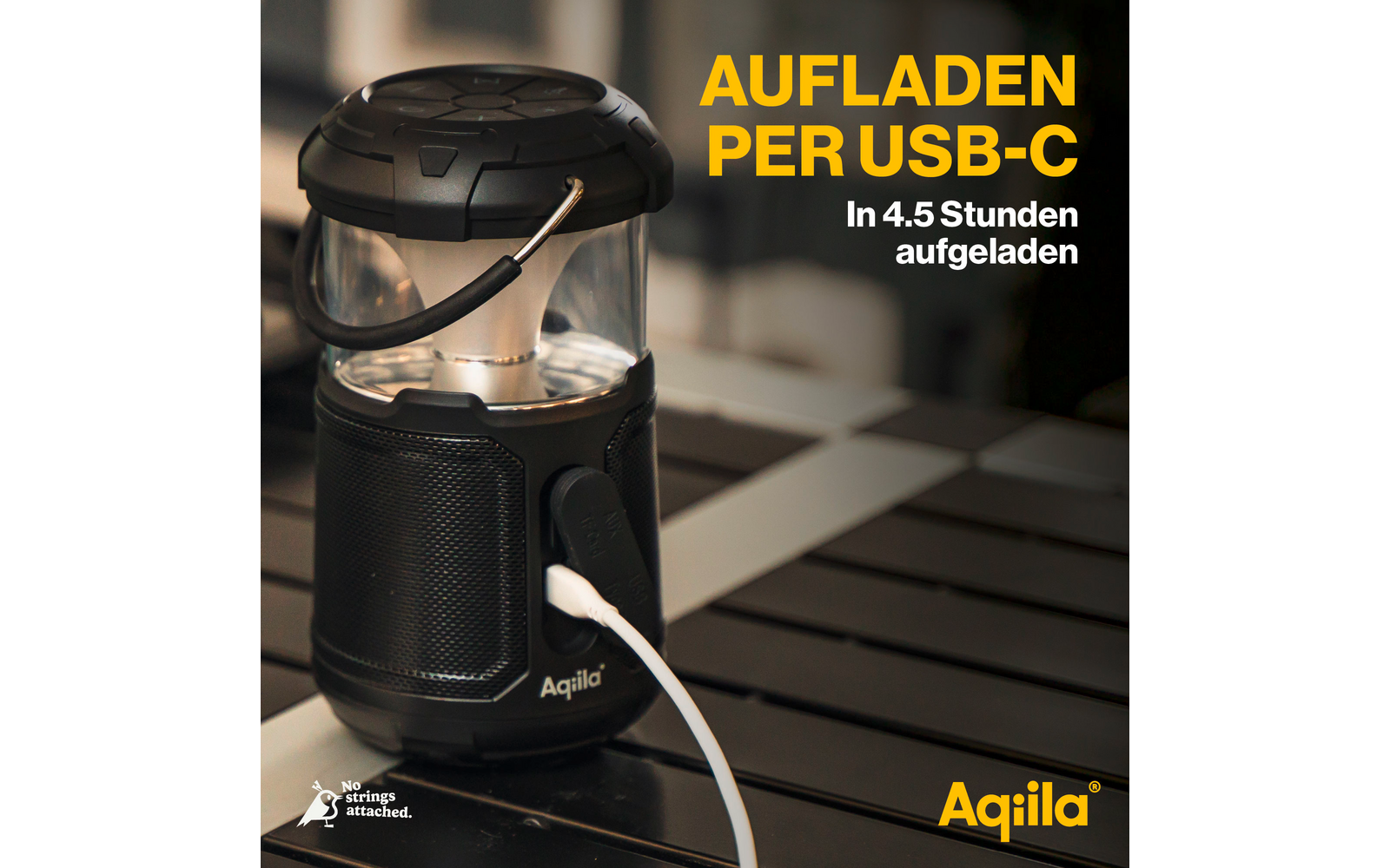 Zwarte draagbare lamp op houten ondergrond met tekst 'Opladen via USB-C in 4,5 uur volledig opgeladen'