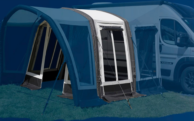 Tendalino blu attaccato a un camper bianco su erba verde