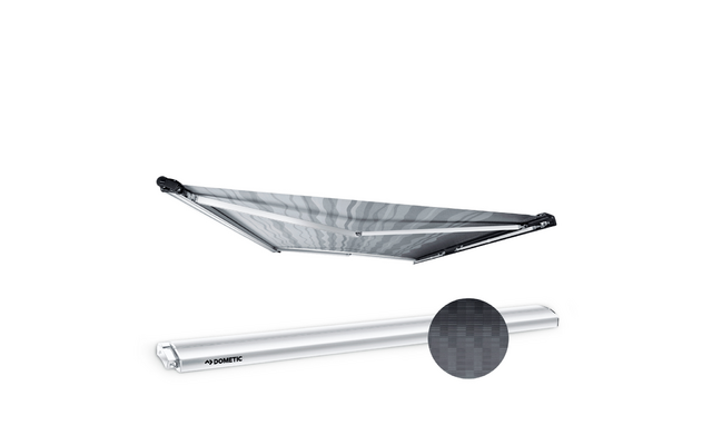 Ausgefahrene dunkelgrau gemusterte Markise mit zwei Teleskoparmen und weißer Metallkassette mit Dometic-Logo