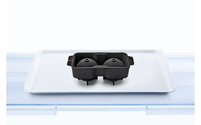 Schwarze VR-Brille auf weißem Tablett auf hellblauem Hintergrund