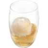 Glas mit hellem Getränk und Kugel Eis