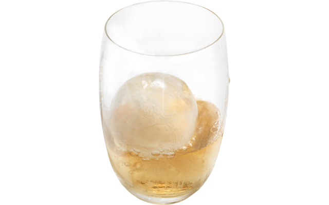 Glas mit hellem Getränk und Kugel Eis