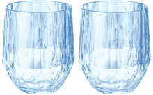 Twee transparante glazen met een geslepen patroon