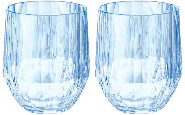 Twee transparante glazen met een geslepen patroon