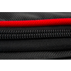 Gros plan d'une fermeture éclair noire sur tissu noir avec un cordon rouge au-dessus
