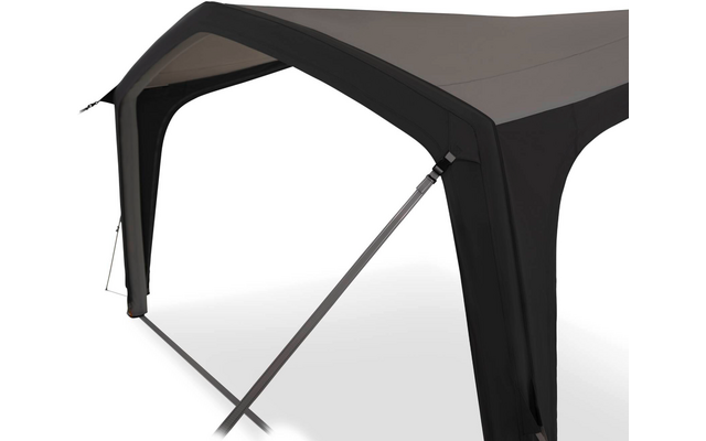Schwarze Stoffüberdachung mit gebogenem Dach, offenem Eingang, sichtbarem Metallstützbalken mit Gurt und gekreuztem Gestänge auf weißem Hintergrund
