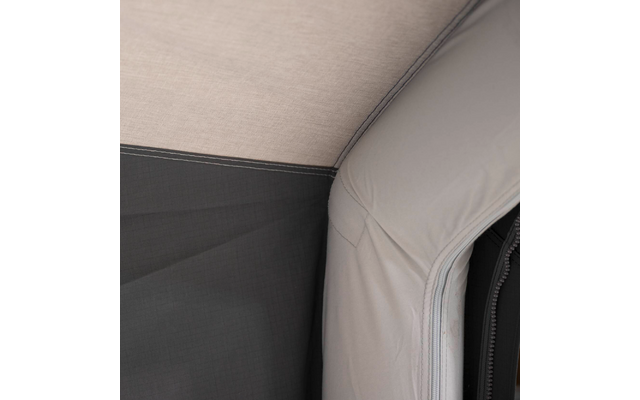 Innenansicht einer Ecke aus hell- und dunkelgrauem Stoff mit sichtbaren Nähten und einem Reißverschluss