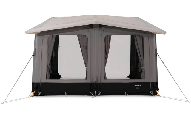 Graues freistehendes Zelt mit spitzem Dach, zwei großen Frontfenstern mit zurückgebundenen Vorhängen, schwarzem Bodensaum und Abspannleinen