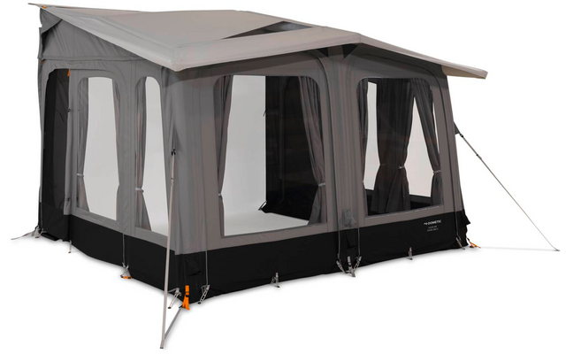 Graue Zeltstruktur mit drei großen durchsichtigen Fenstern mit Vorhängen, schrägem Dach, Abspannleinen und Zeltheringen vor weißem Hintergrund